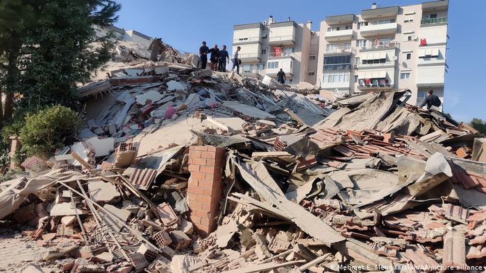 Un terremoto escala 7 sacudió Grecia y Turquía y generó un tsunami