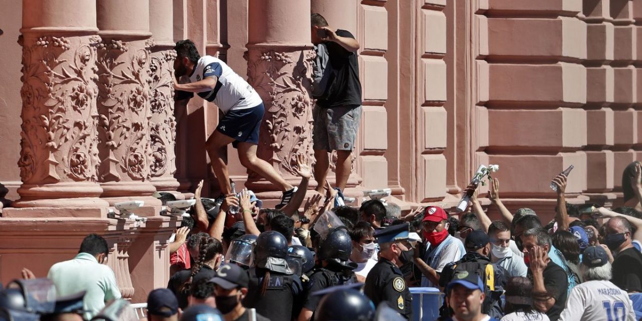 Incidentes y detenidos en velatorio de Maradona: la gente trepa las rejas de la Casa Rosada