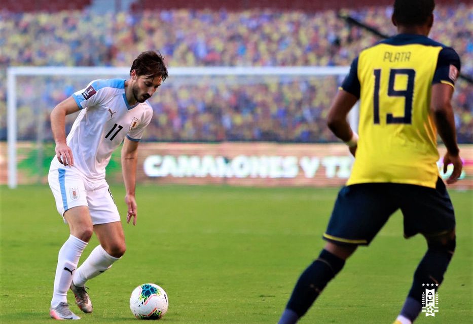 Matías Viña quedó descartado para el partido ante Brasil por positivo de Covid-19