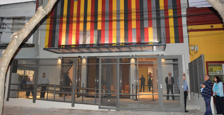 A partir de este lunes el Teatro Progreso se llamará Tabaré Vázquez ...