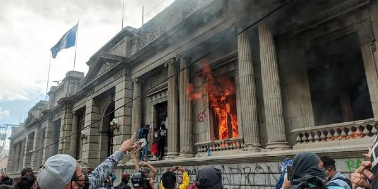 Manifestantes de Guatemala quemaron la sede del Congreso y reclamaron la renuncia del presidente