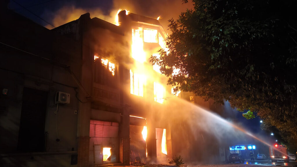 Bomberos dijo que incendio en Paysandú «es bastante complicado» y siguen trabajando en el lugar