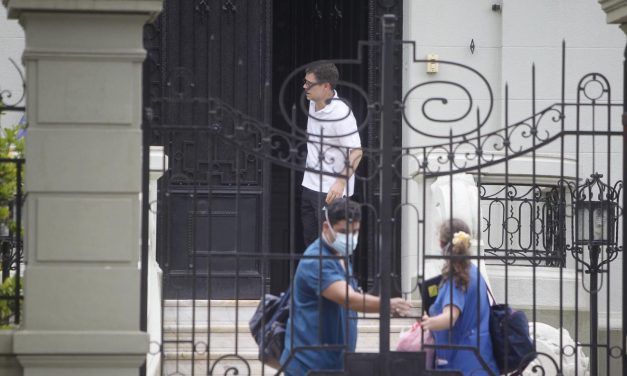 Hijo de Tabaré Vázquez confirmó que “se está recuperando bien, estable y sin dolor”