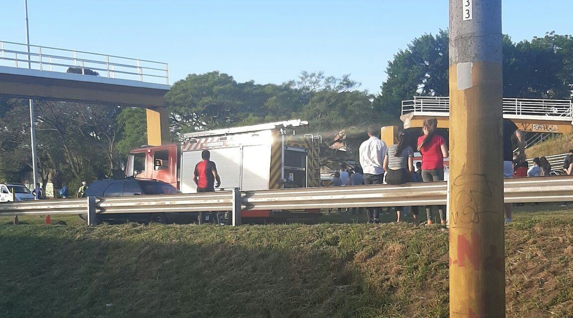 Un muerto y cuatro heridos en La Teja tras colapso de un puente peatonal