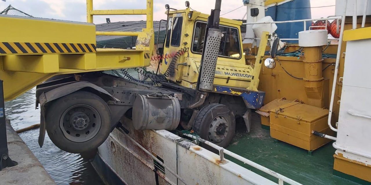 Así quedó un camión tras chocar un pesquero en el puerto de Montevideo