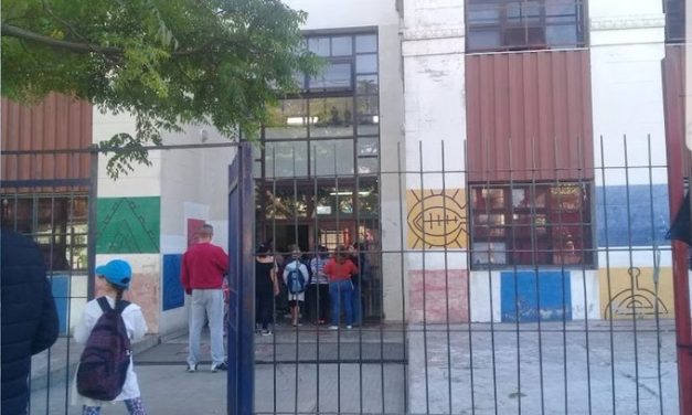 Padres piden suspensión de clases en escuela del Cerro tras confirmarse seis casos de Covid-19 en alumnos