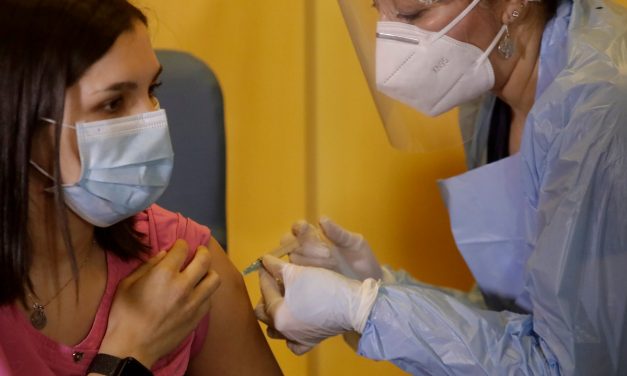 Colegio Médico del Uruguay dispondrá de vacunatorio para personal de la salud