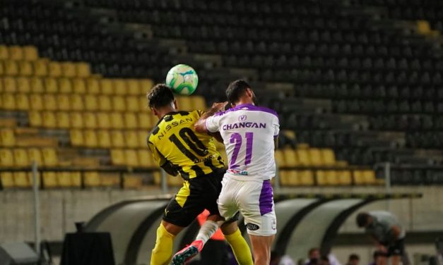 Defensor le dio un golpe en el mentón a Peñarol