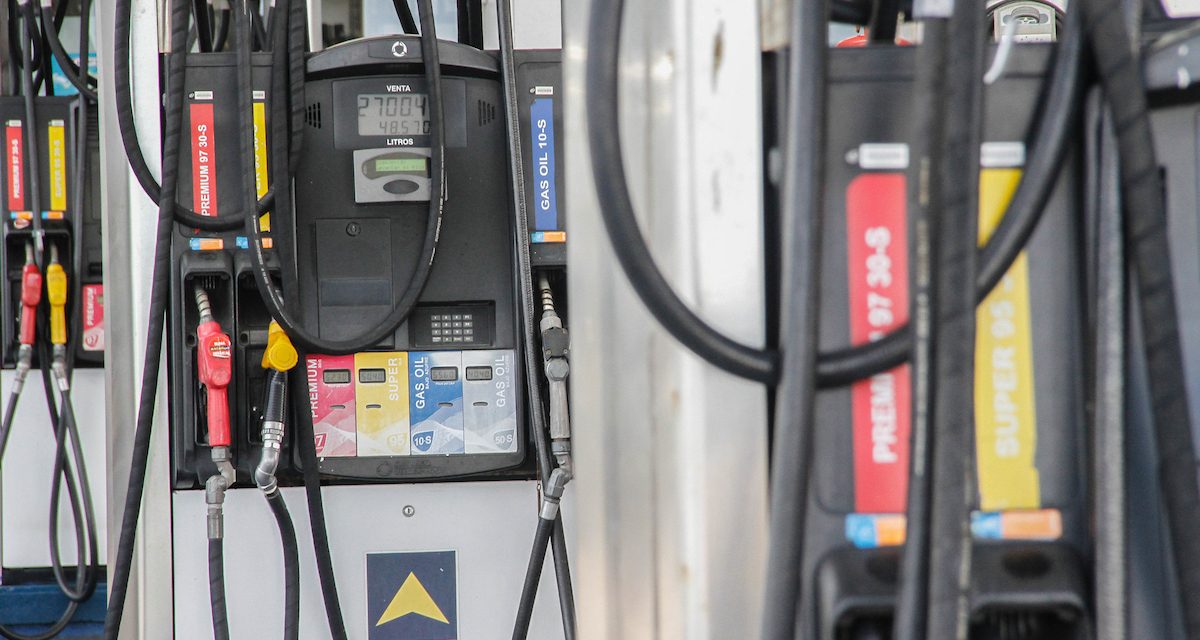 Gobierno evalúa la baja de combustibles