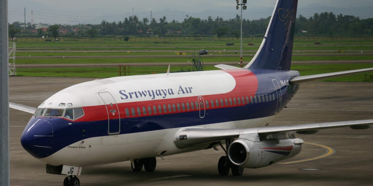 Buscan un avión Boeing 737 de compañía Indonesia que desapareció tras su despegue