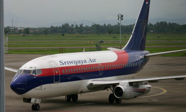 Buscan un avión Boeing 737 de compañía Indonesia que desapareció tras su despegue