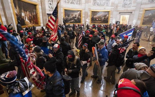 Seguidores de Trump invadieron el Capitolio donde se iba a certificar el triunfo de Biden