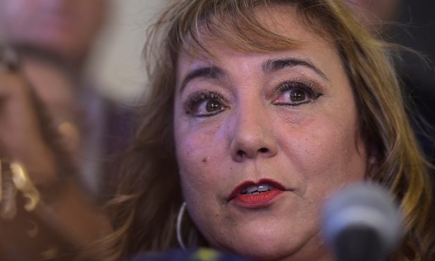 Frente Amplio afirma que la exministra Irene Moreria entregó 47 vivienda de forma directa