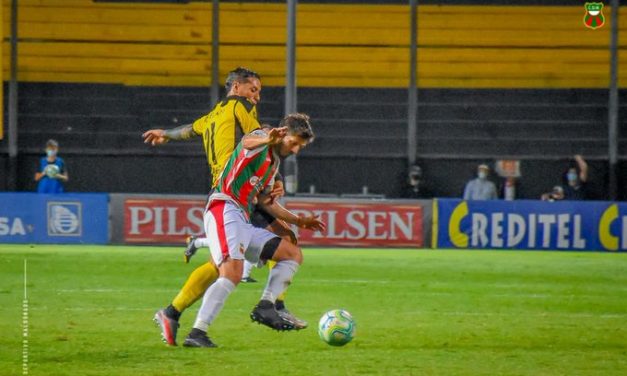 Puntazo de Deportivo con nueve ante un Peñarol que se cae a pedazos