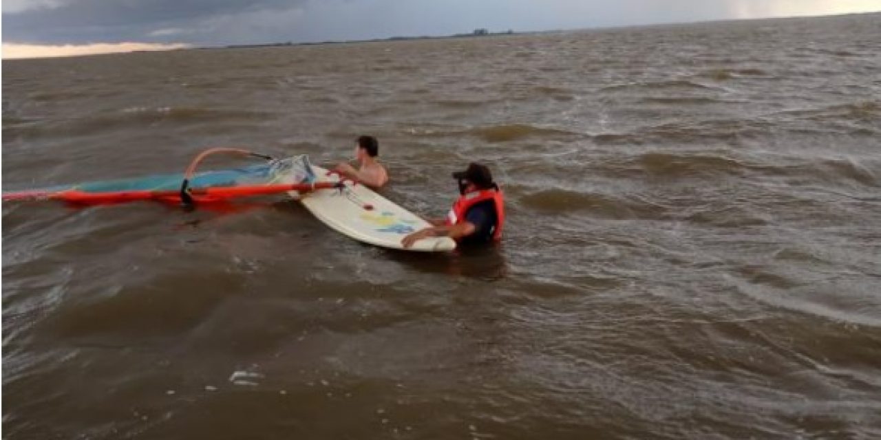 Hombre que practicaba windsurf fue rescatado en Carmelo por personal de la Armada