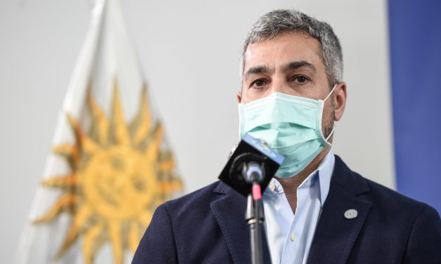 Abdo Benítez pidió a ministros que pongan sus cargos a disposición tras protestas por crisis sanitaria