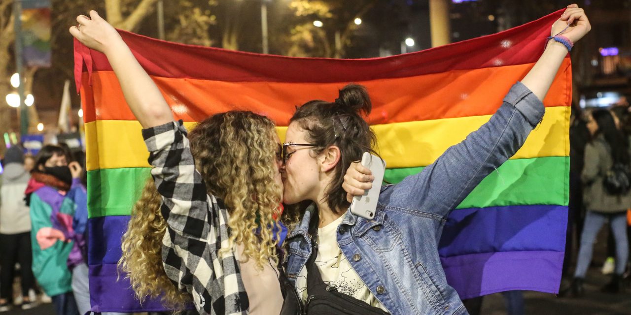 Vaticano aclaró que la Iglesia no puede bendecir las uniones entre homosexuales