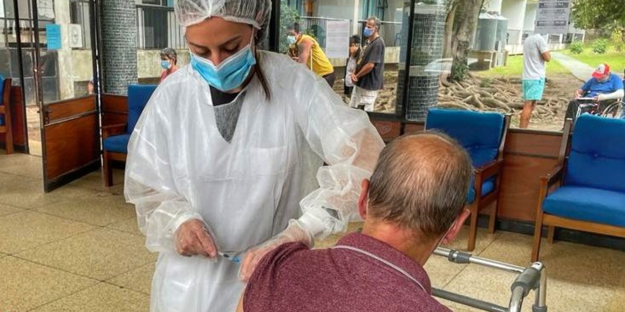 Más de 950 personas de centros del Mides y 5.200 funcionarios y reclusos se vacunaron