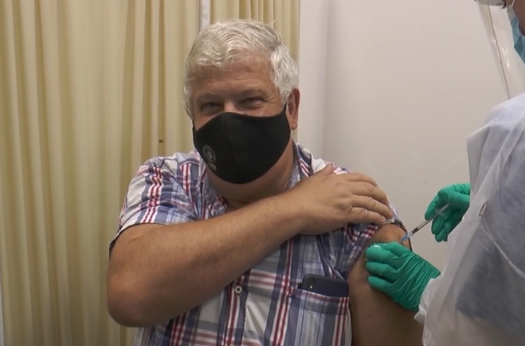 El presidente del Sindicato Anestésico Quirúrgico recibió la primera dosis de Pfizer y exhortó a vacunarse