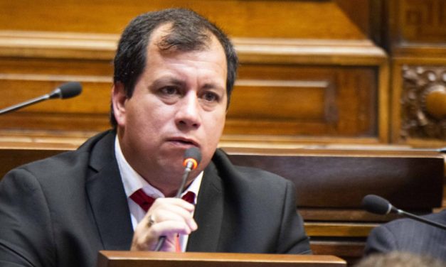 Frente Amplio resuelve este martes si pide la remoción de Omar Estévez