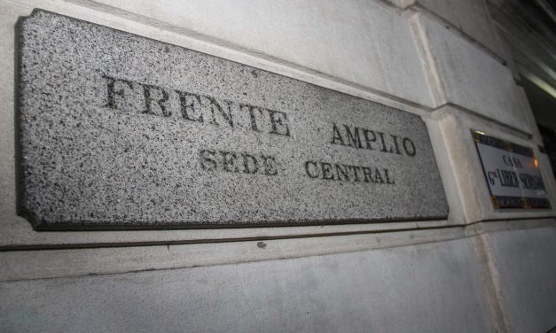 Frente Amplio pide “promover medidas tendientes a disminuir la circulación y los contactos”