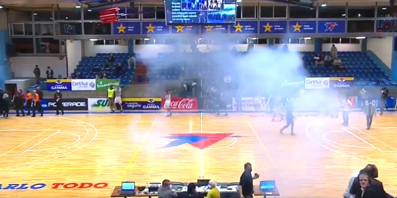 Incidentes tras la eliminación de Aguada: lanzaron pirotecnia en la cancha y un árbitro resultó herido