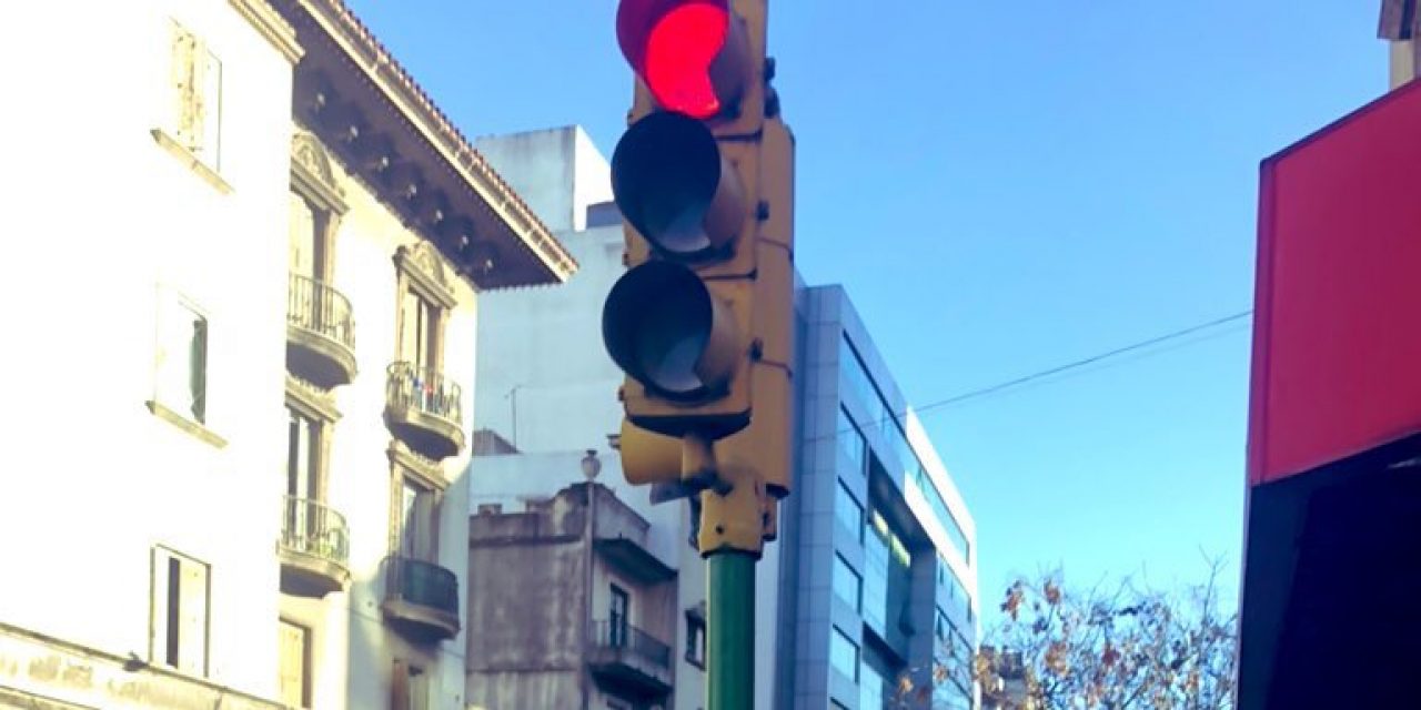 ¿Por qué la Intendencia de Montevideo comenzó a pintar los semáforos de verde?