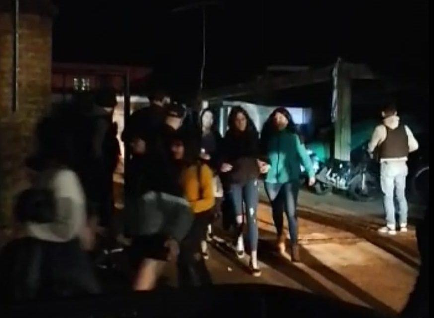 Fiesta clandestina de 120 personas termina con detenidos por agresión a la policía en Maldonado