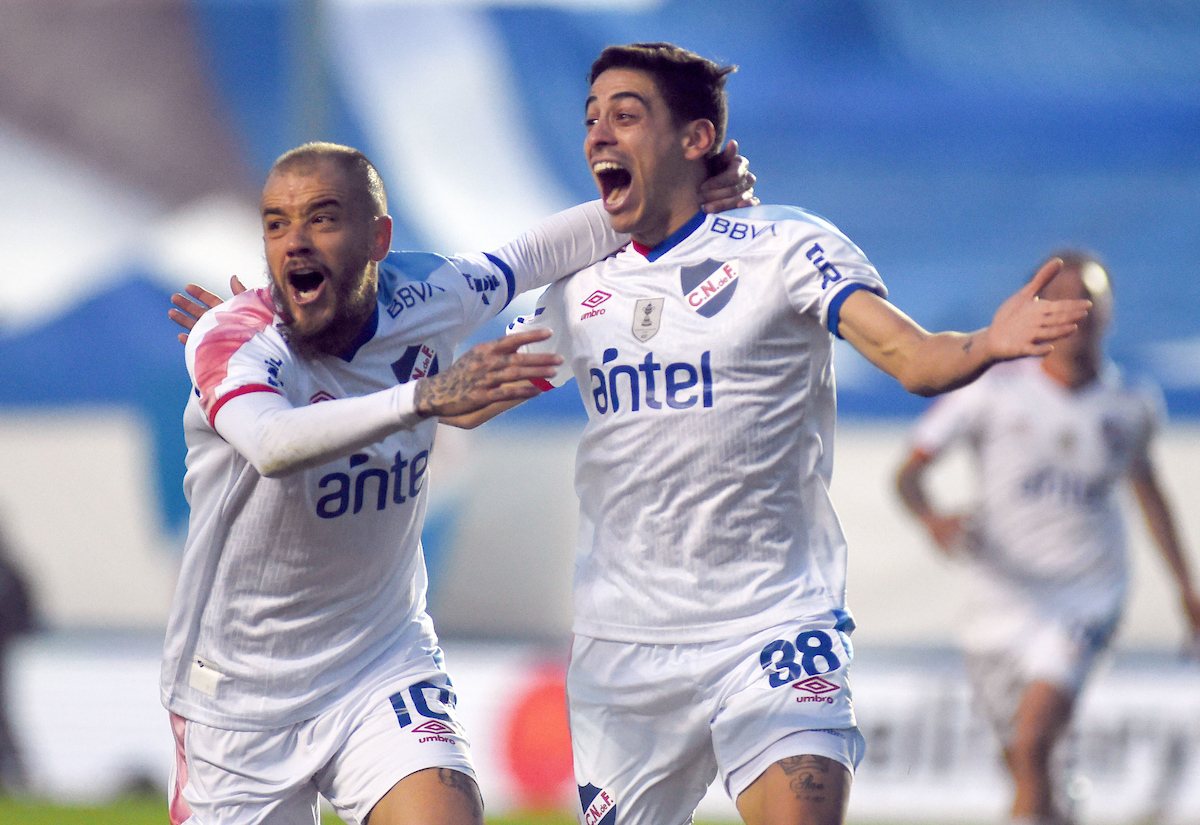 Nacional y Peñarol igualaron 2 a 2 en el Parque Central por el Clausura del fútbol  uruguayo 