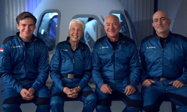 Jeff Bezos viajó al espacio a bordo de su nave con tres pasajeros que hicieron historia