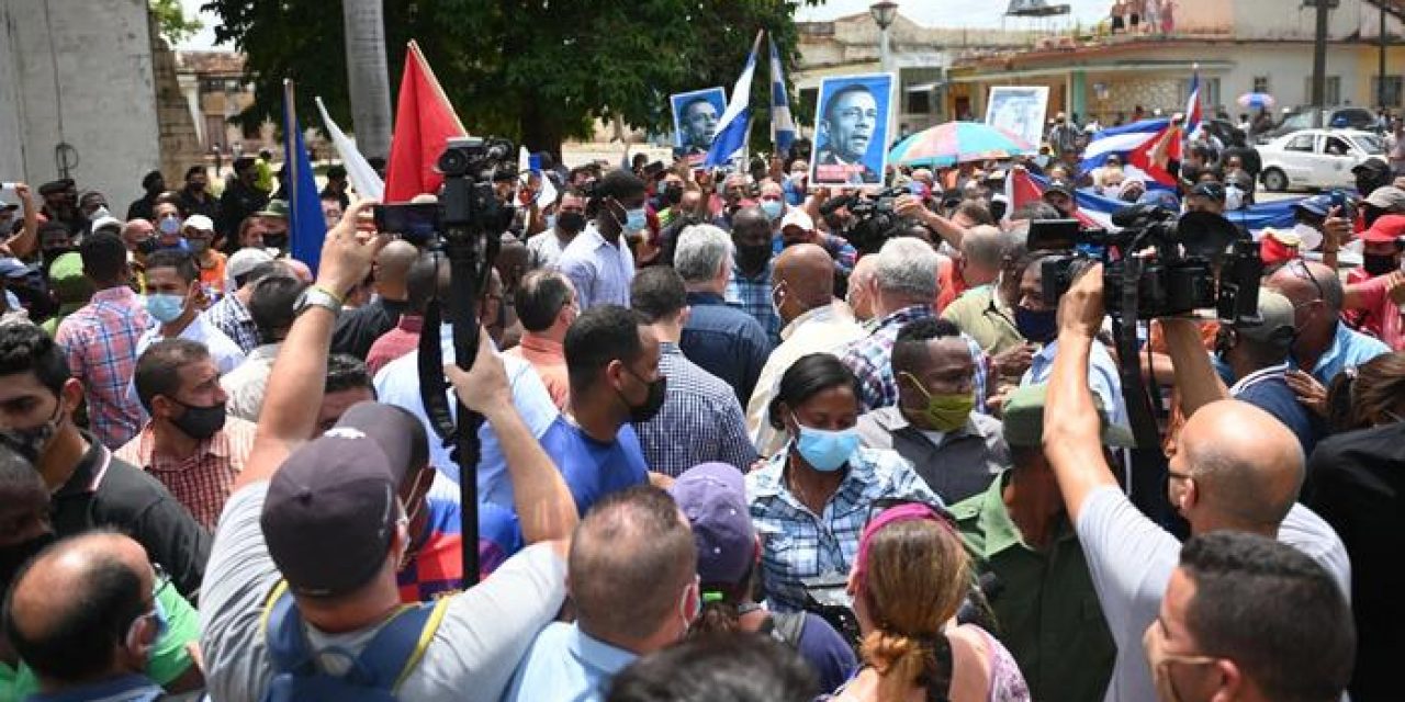 Cuba registra masivas protestas contra el gobierno; en Uruguay cubanos se movilizaron frente a la embajada
