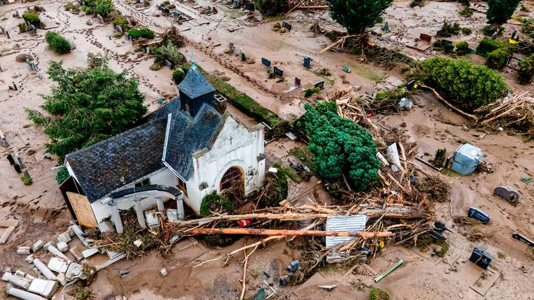 Hay al menos 120 muertos por un fuerte temporal que azota a Europa