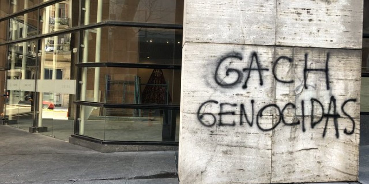 “GACH genocida”: las pintadas que aparecieron en el Sodre horas antes del homenaje a los científicos
