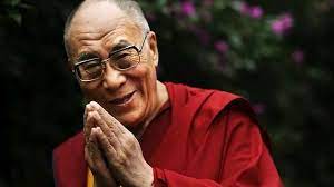 Dalái Lama pide disculpas por pedido a un niño para que le “chupe la lengua”