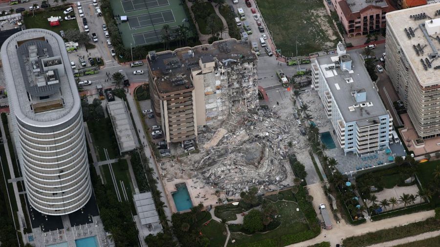 Ingenieros afirman que derrumbe de edificio en Miami podría deberse a defecto en la construcción
