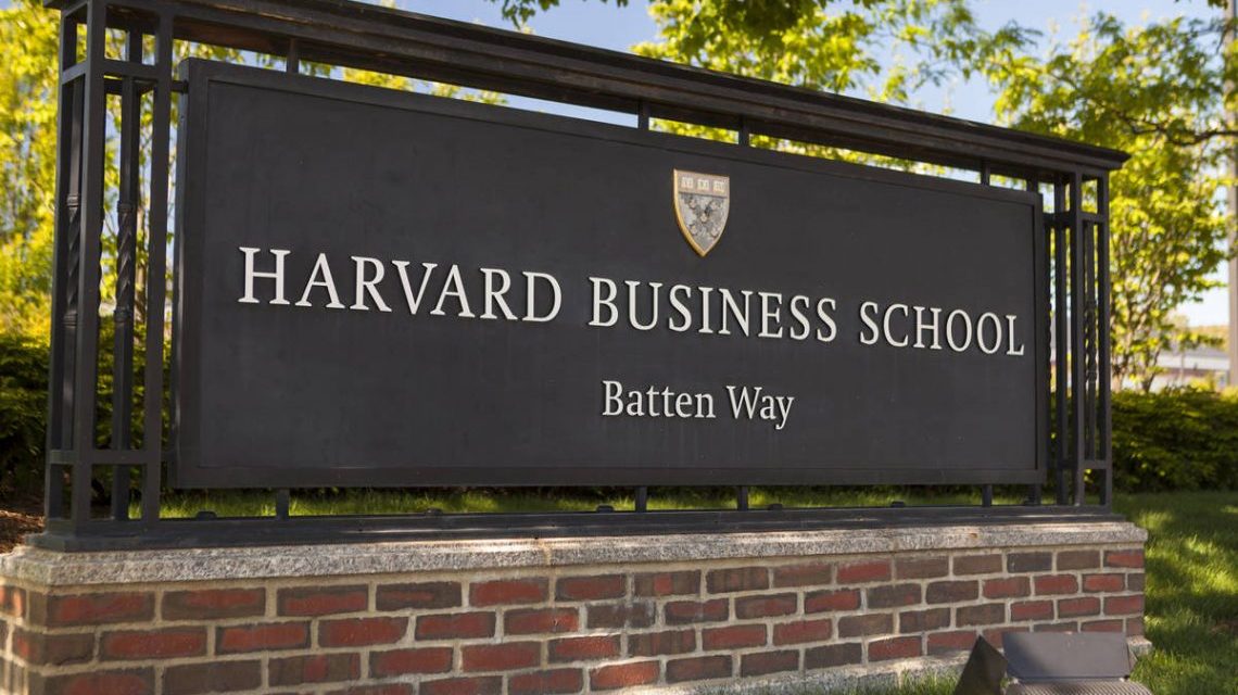 Harvard mudará las oficinas que tiene en Argentina a Uruguay