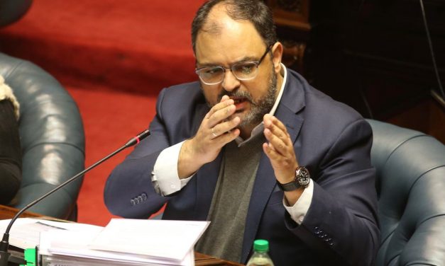 Carrera en la interpelación: «Estamos en un grave problema país» porque «es un acuerdo indigno e inmoral»