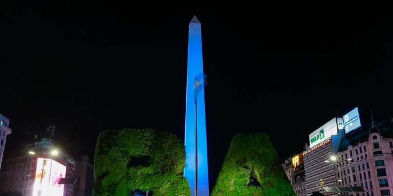 Argentina celebra la independencia de Uruguay iluminando de azul monumentos emblemáticos