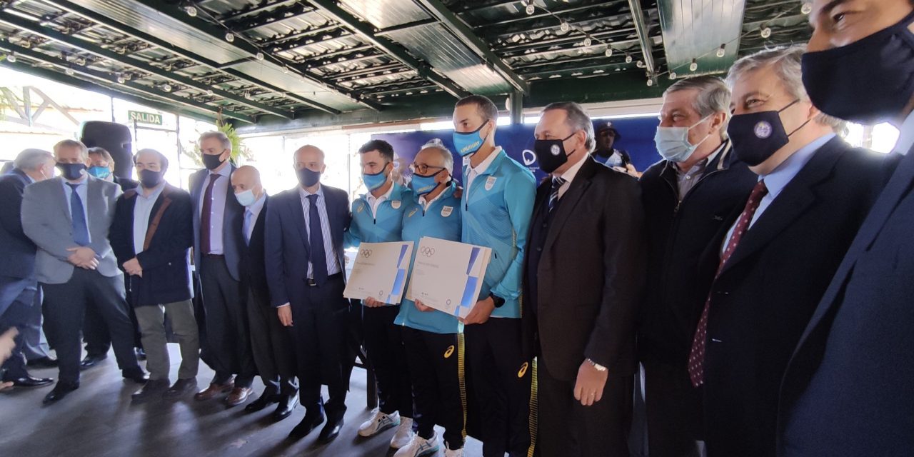 «Es un día muy especial», dijo Bauzá tras entregar los diplomas olímpicos a los remeros Bruno Cetraro y Felipe Kluver