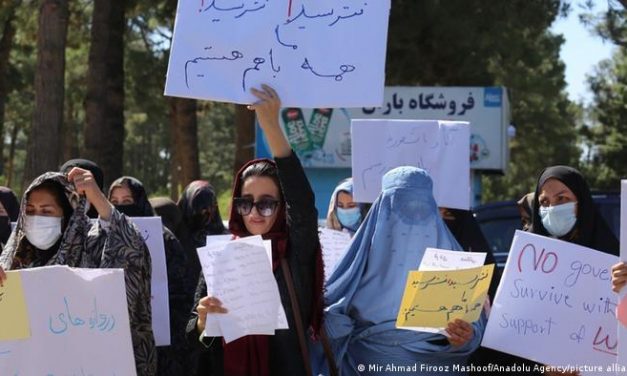 Mujeres afganas se rebelan ante el régimen talibán y protestan para que se respeten sus derechos