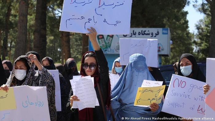 Mujeres afganas se rebelan ante el régimen talibán y protestan para que se respeten sus derechos
