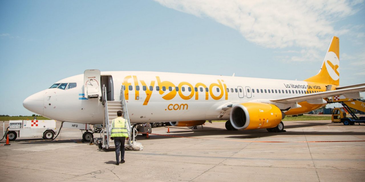 Flybondi: la aerolínea argentina low cost que comenzará a volar a Uruguay
