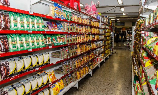 Las diferencias en las góndolas del supermercado, los cálculos de los clientes y el debate por transparentar los precios