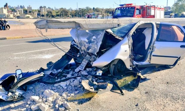 Dos jóvenes en estado grave tras chocar contra una columna en la rambla