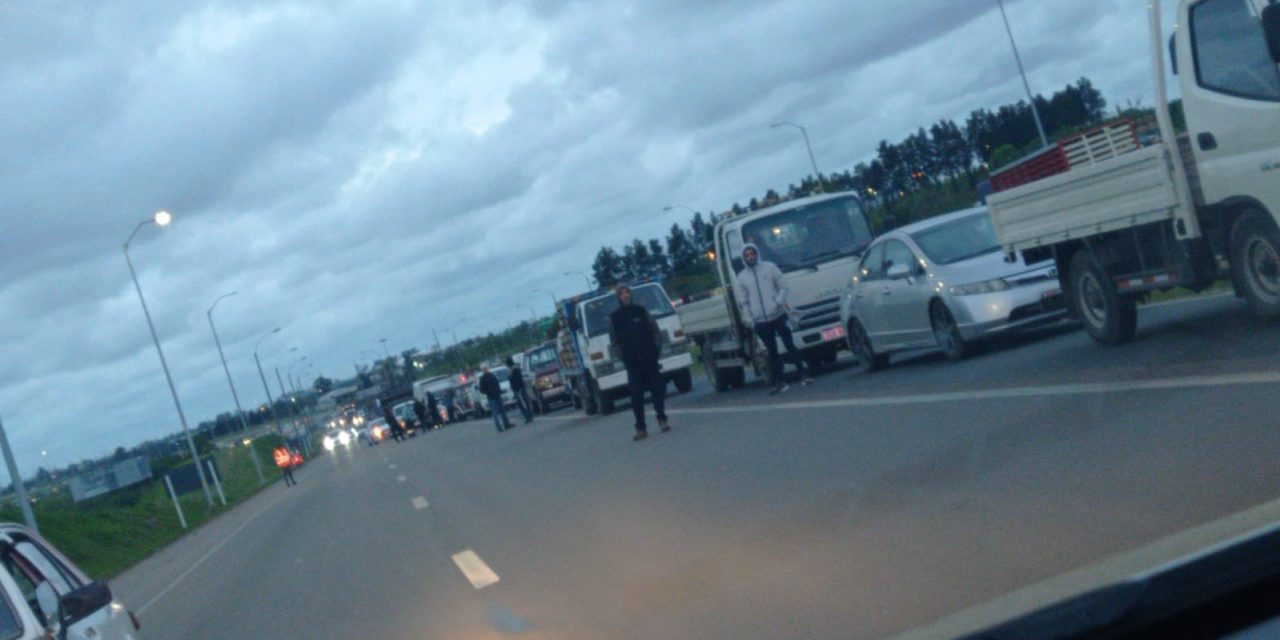 Transportistas cortaron el ingreso a la UAM en protesta por el cambio de horario en la operativa