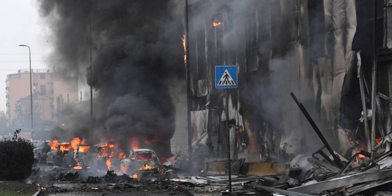 Avión se estrelló contra un edificio en Milán y hay ocho muertos