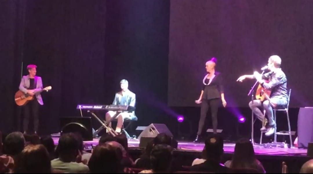 El cantante Nacho Obes y el pianista Matias Banacore en el Teatro Opera de BsAs, con Valeria Lynch y Mariano Martínez