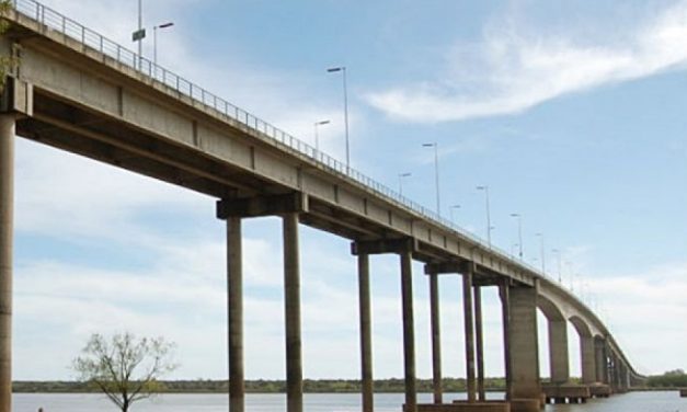 Grupo de vecinos uruguayos y argentinos se manifestaron en puente Paysandú-Colón solicitando apertura del paso fronterizo