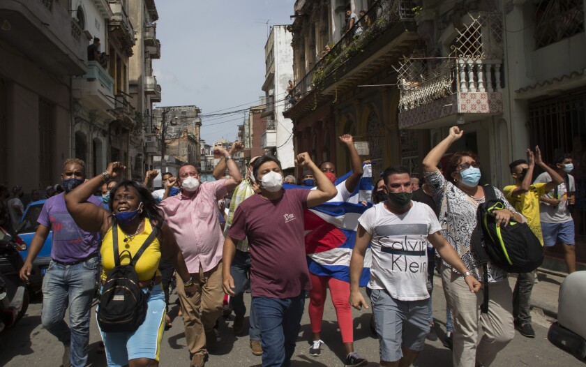 Cuba: Díaz Canel llamó a «revolucionarios» para armarse con palos y armas y así reprimir la protesta del 15N