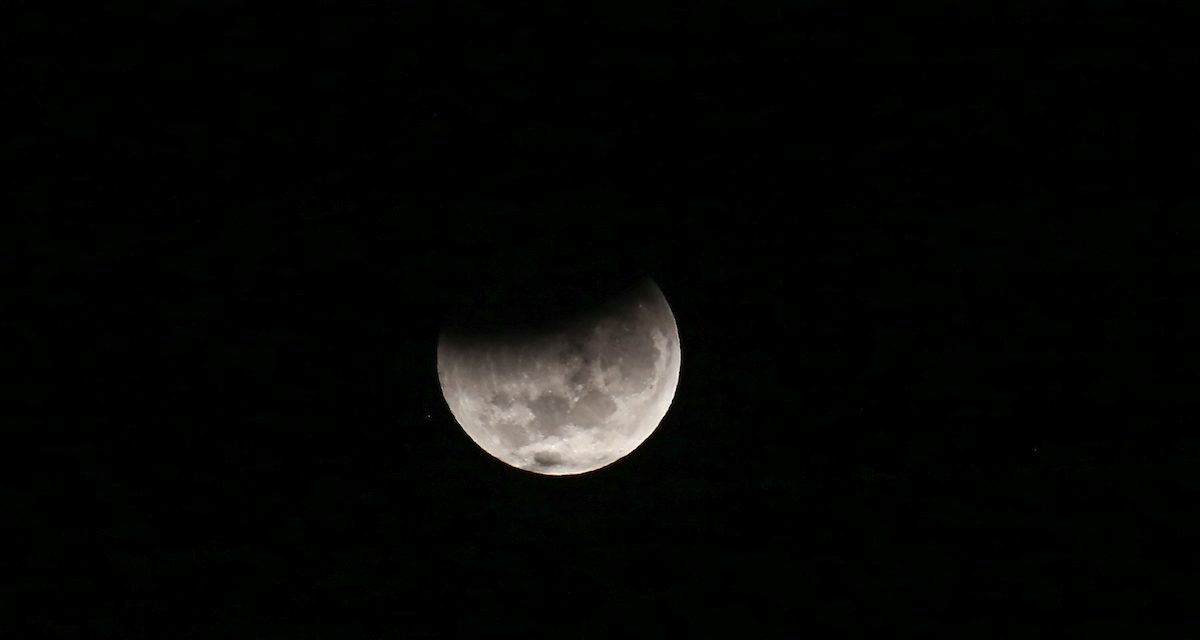 En la madrugada de este viernes se podrá apreciar el eclipse lunar más largo desde 1440